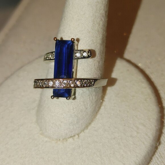 Ring Size 9 Art Deco Blue Rectangular Gemstone Clear Crystal Accents Silver Tone - Picture 4 of 13